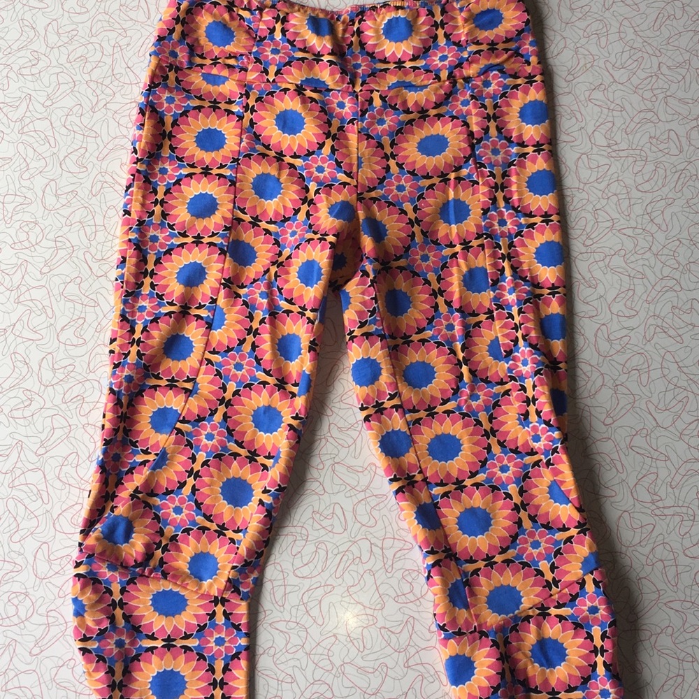 NWT Satva Rati Capri leggings Arabesque Tile Print